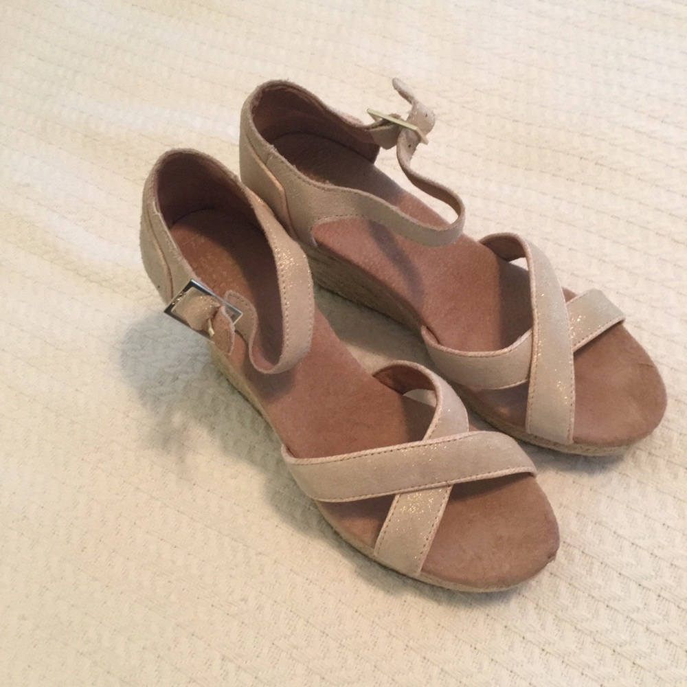 Toms sparkly wedge sandal size 7. Never worn.